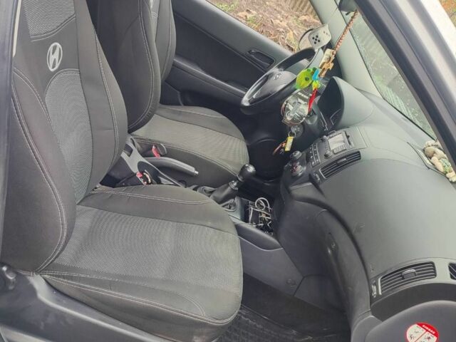 Серый Хендай i30, объемом двигателя 1.4 л и пробегом 200 тыс. км за 5300 $, фото 1 на Automoto.ua