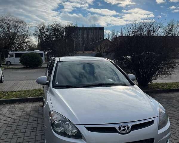 Серый Хендай i30, объемом двигателя 1.4 л и пробегом 254 тыс. км за 4999 $, фото 1 на Automoto.ua