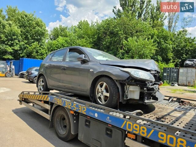 Серый Хендай i30, объемом двигателя 1.4 л и пробегом 180 тыс. км за 1750 $, фото 1 на Automoto.ua