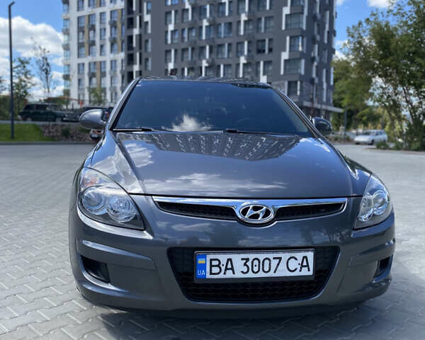 Сірий Хендай i30, об'ємом двигуна 1.4 л та пробігом 195 тис. км за 6700 $, фото 1 на Automoto.ua