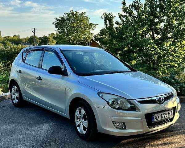 Сірий Хендай i30, об'ємом двигуна 1.4 л та пробігом 222 тис. км за 5850 $, фото 1 на Automoto.ua