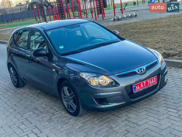 Серый Хендай i30, объемом двигателя 1.4 л и пробегом 167 тыс. км за 6650 $, фото 1 на Automoto.ua