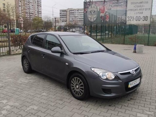 Серый Хендай i30, объемом двигателя 1.4 л и пробегом 162 тыс. км за 7000 $, фото 1 на Automoto.ua