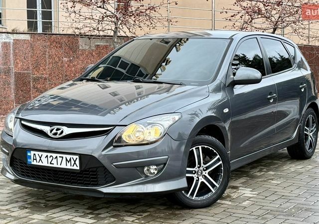 Серый Хендай i30, объемом двигателя 1.4 л и пробегом 160 тыс. км за 5400 $, фото 1 на Automoto.ua
