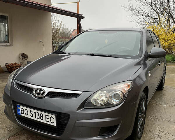 Серый Хендай i30, объемом двигателя 1.4 л и пробегом 240 тыс. км за 6000 $, фото 1 на Automoto.ua