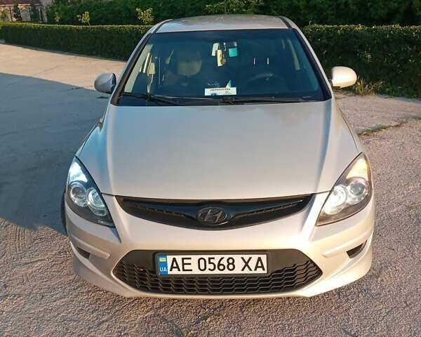 Серый Хендай i30, объемом двигателя 1.4 л и пробегом 126 тыс. км за 7000 $, фото 1 на Automoto.ua