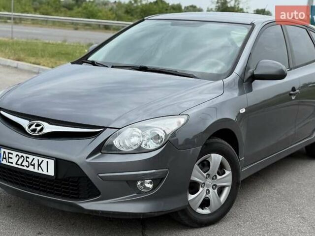 Серый Хендай i30, объемом двигателя 1.4 л и пробегом 181 тыс. км за 5700 $, фото 1 на Automoto.ua