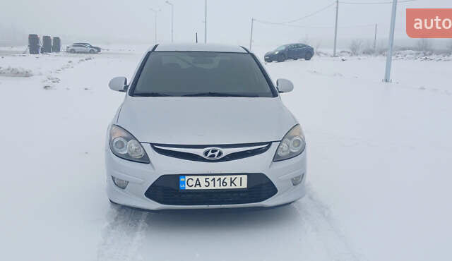 Серый Хендай i30, объемом двигателя 1.4 л и пробегом 229 тыс. км за 5700 $, фото 1 на Automoto.ua