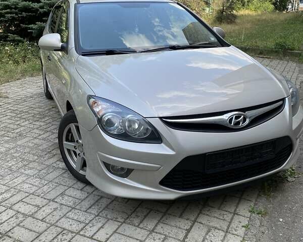 Серый Хендай i30, объемом двигателя 1.4 л и пробегом 128 тыс. км за 7000 $, фото 1 на Automoto.ua