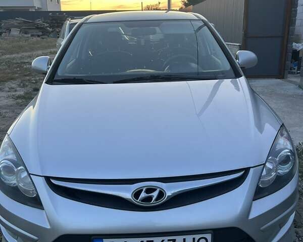 Серый Хендай i30, объемом двигателя 1.6 л и пробегом 147 тыс. км за 7600 $, фото 1 на Automoto.ua