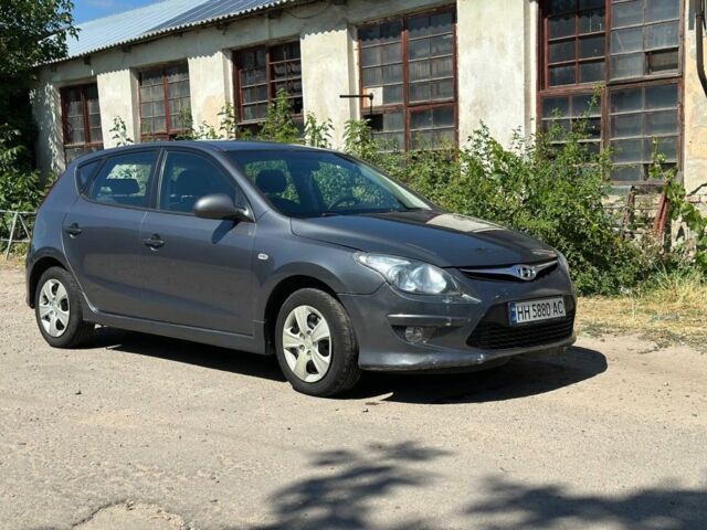 Серый Хендай i30, объемом двигателя 1.6 л и пробегом 310 тыс. км за 4600 $, фото 1 на Automoto.ua