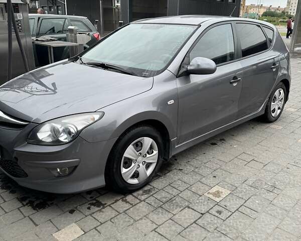 Серый Хендай i30, объемом двигателя 1.58 л и пробегом 110 тыс. км за 5000 $, фото 1 на Automoto.ua