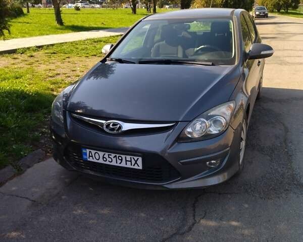 Сірий Хендай i30, об'ємом двигуна 1.4 л та пробігом 210 тис. км за 7500 $, фото 1 на Automoto.ua