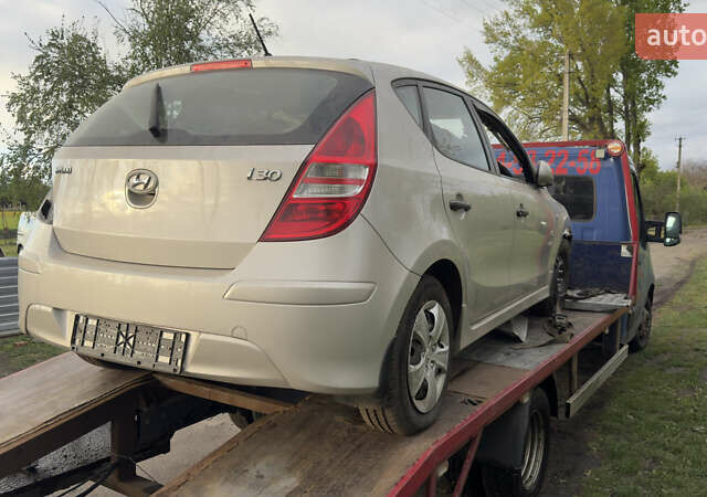 Сірий Хендай i30, об'ємом двигуна 1.4 л та пробігом 200 тис. км за 2500 $, фото 1 на Automoto.ua