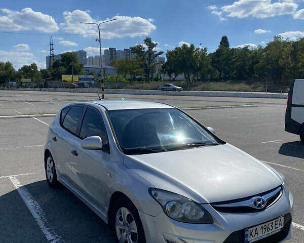 Сірий Хендай i30, об'ємом двигуна 1.59 л та пробігом 147 тис. км за 6950 $, фото 1 на Automoto.ua