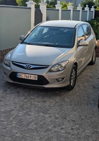 Серый Хендай i30, объемом двигателя 1.58 л и пробегом 256 тыс. км за 5300 $, фото 1 на Automoto.ua