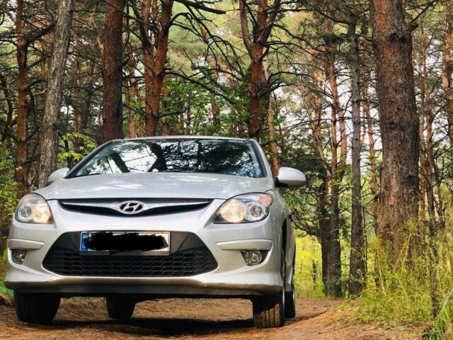 Серый Хендай i30, объемом двигателя 1.4 л и пробегом 200 тыс. км за 6800 $, фото 1 на Automoto.ua