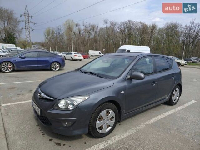 Серый Хендай i30, объемом двигателя 1.6 л и пробегом 147 тыс. км за 7500 $, фото 1 на Automoto.ua
