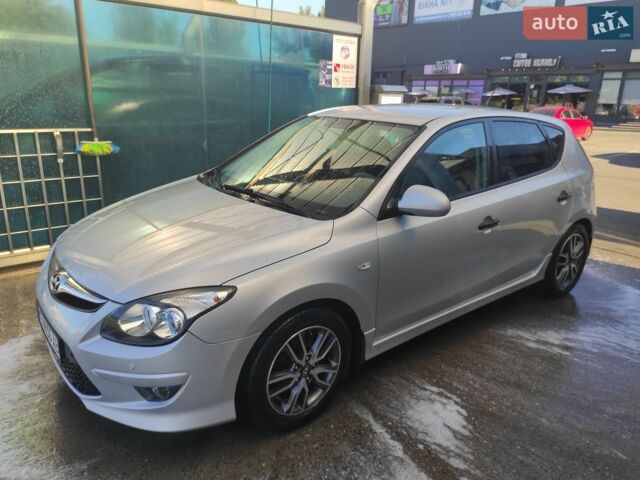 Сірий Хендай i30, об'ємом двигуна 1.59 л та пробігом 180 тис. км за 8500 $, фото 1 на Automoto.ua