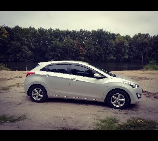 Серый Хендай i30, объемом двигателя 1.4 л и пробегом 28 тыс. км за 16489 $, фото 1 на Automoto.ua