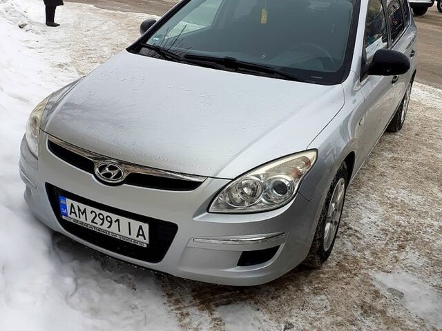 Серый Хендай i30, объемом двигателя 1.6 л и пробегом 23500 тыс. км за 6500 $, фото 1 на Automoto.ua