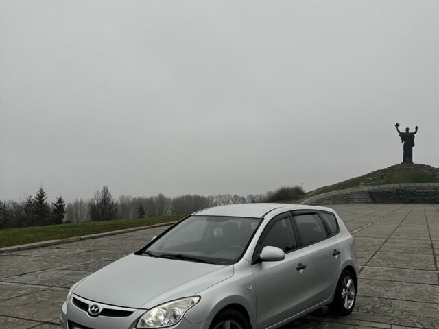 Серый Хендай i30, объемом двигателя 1.6 л и пробегом 197 тыс. км за 5999 $, фото 1 на Automoto.ua
