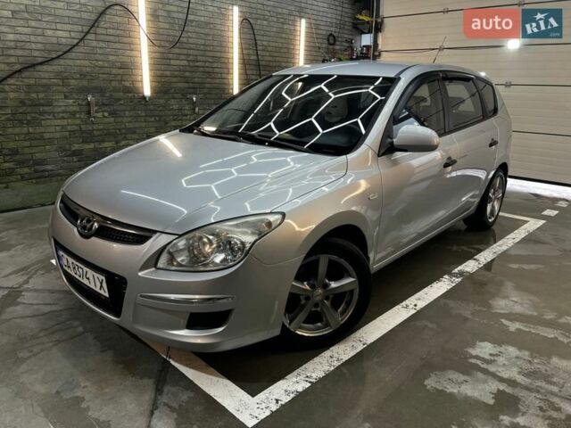 Серый Хендай i30, объемом двигателя 1.58 л и пробегом 206 тыс. км за 5600 $, фото 1 на Automoto.ua