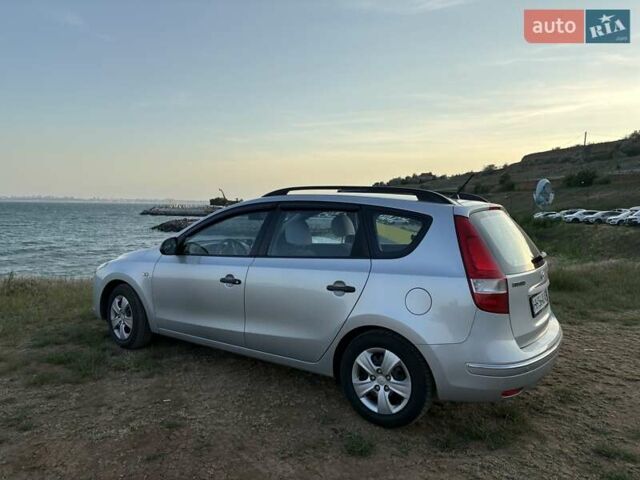 Серый Хендай i30, объемом двигателя 1.4 л и пробегом 143 тыс. км за 6000 $, фото 1 на Automoto.ua