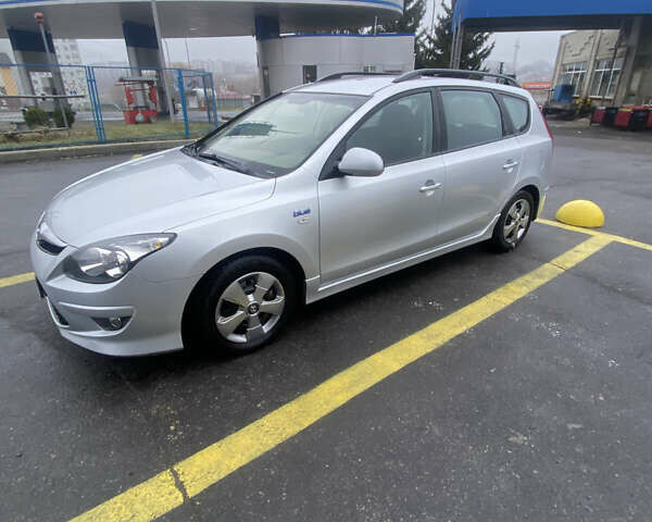 Серый Хендай i30, объемом двигателя 1.58 л и пробегом 216 тыс. км за 5800 $, фото 1 на Automoto.ua