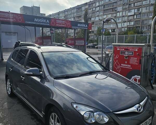 Серый Хендай i30, объемом двигателя 1.58 л и пробегом 255 тыс. км за 6700 $, фото 1 на Automoto.ua