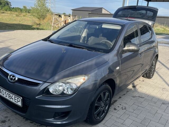 Серый Хендай i30, объемом двигателя 1.4 л и пробегом 161 тыс. км за 5164 $, фото 1 на Automoto.ua