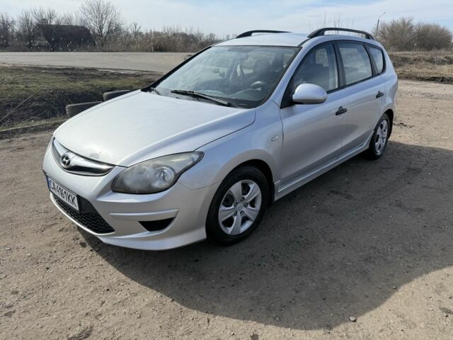 Серый Хендай i30, объемом двигателя 1.4 л и пробегом 400 тыс. км за 2499 $, фото 1 на Automoto.ua