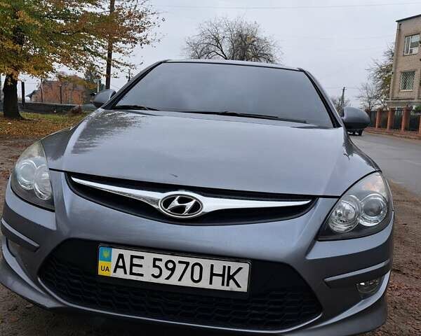 Серый Хендай i30, объемом двигателя 1.58 л и пробегом 152 тыс. км за 5400 $, фото 1 на Automoto.ua