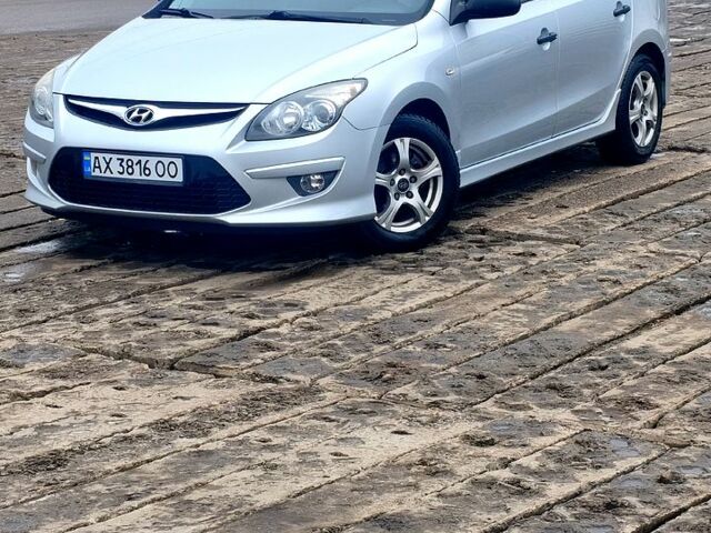 Серый Хендай i30, объемом двигателя 1.6 л и пробегом 191 тыс. км за 5700 $, фото 1 на Automoto.ua