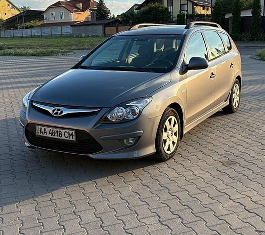 Серый Хендай i30, объемом двигателя 1.6 л и пробегом 255 тыс. км за 6500 $, фото 1 на Automoto.ua