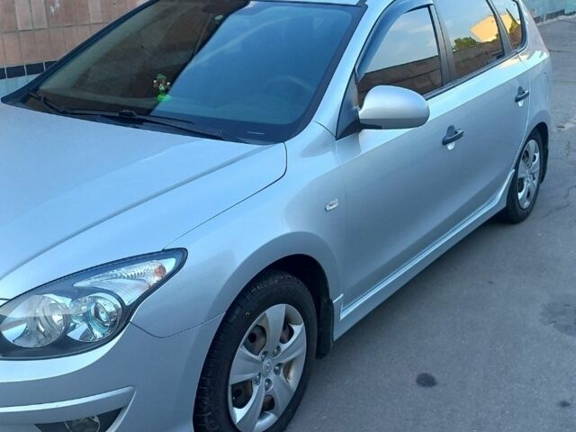 Серый Хендай i30, объемом двигателя 1.6 л и пробегом 101 тыс. км за 6431 $, фото 1 на Automoto.ua