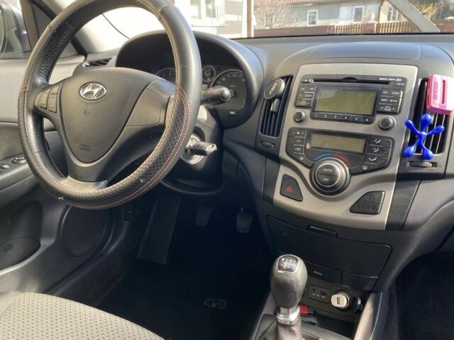 Серый Хендай i30, объемом двигателя 1.4 л и пробегом 240 тыс. км за 5800 $, фото 1 на Automoto.ua