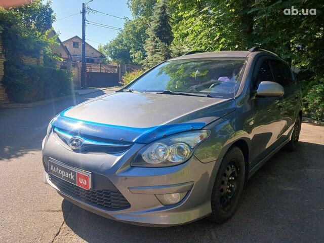 Серый Хендай i30, объемом двигателя 1.6 л и пробегом 283 тыс. км за 6990 $, фото 1 на Automoto.ua