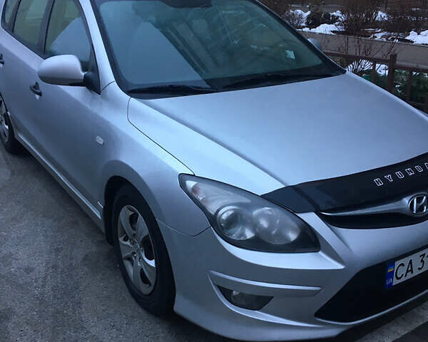 Сірий Хендай i30, об'ємом двигуна 1.59 л та пробігом 270 тис. км за 7200 $, фото 1 на Automoto.ua