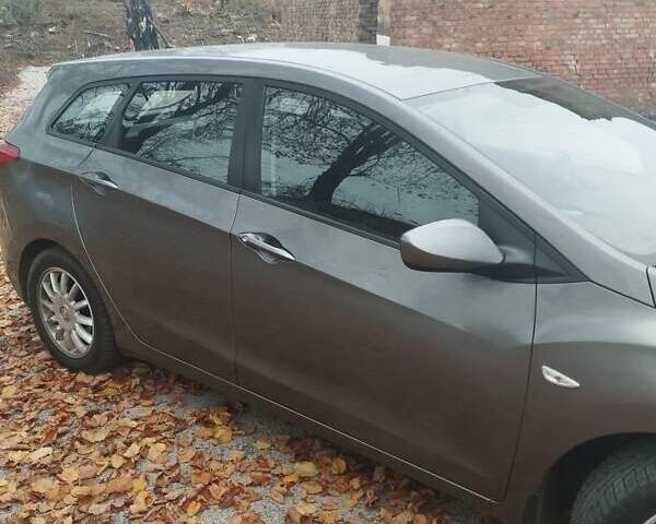 Серый Хендай i30, объемом двигателя 1.4 л и пробегом 350 тыс. км за 5700 $, фото 1 на Automoto.ua