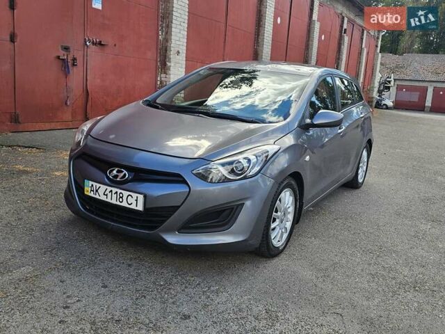 Серый Хендай i30, объемом двигателя 1.4 л и пробегом 200 тыс. км за 4500 $, фото 1 на Automoto.ua