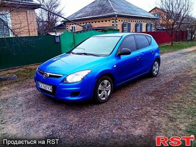 Синий Хендай i30, объемом двигателя 1.4 л и пробегом 250 тыс. км за 4999 $, фото 1 на Automoto.ua