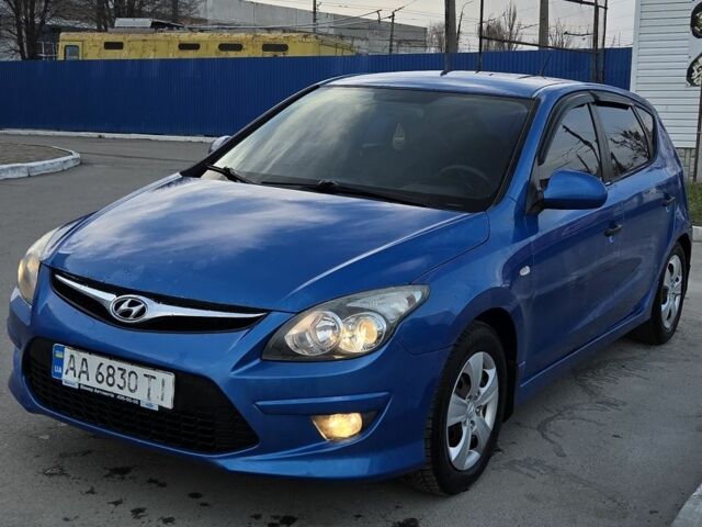 Синий Хендай i30, объемом двигателя 1.6 л и пробегом 254 тыс. км за 5900 $, фото 1 на Automoto.ua
