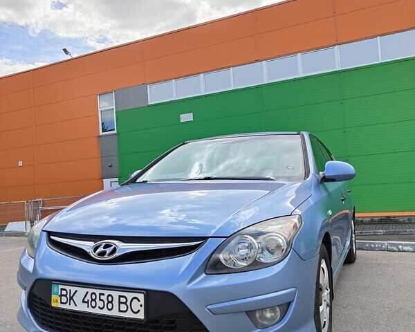 Синий Хендай i30, объемом двигателя 1.58 л и пробегом 272 тыс. км за 5700 $, фото 1 на Automoto.ua