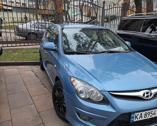 Синий Хендай i30, объемом двигателя 1.6 л и пробегом 303 тыс. км за 6100 $, фото 1 на Automoto.ua