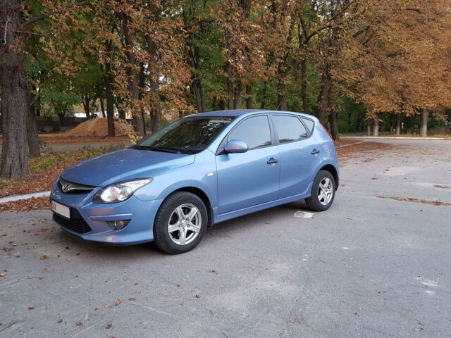 Синий Хендай i30, объемом двигателя 1.4 л и пробегом 117 тыс. км за 8500 $, фото 1 на Automoto.ua
