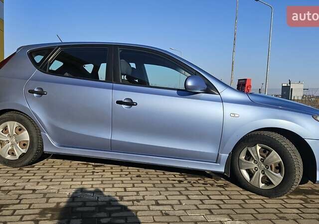Синий Хендай i30, объемом двигателя 1.58 л и пробегом 287 тыс. км за 4950 $, фото 1 на Automoto.ua