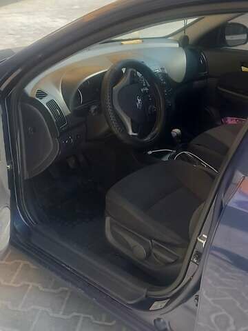Синий Хендай i30, объемом двигателя 1.59 л и пробегом 220 тыс. км за 5000 $, фото 1 на Automoto.ua