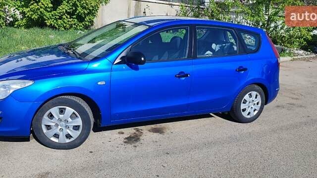 Синий Хендай i30, объемом двигателя 1.58 л и пробегом 251 тыс. км за 5400 $, фото 1 на Automoto.ua