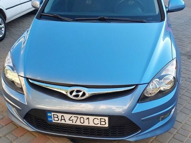 Синий Хендай i30, объемом двигателя 1.58 л и пробегом 177 тыс. км за 7500 $, фото 1 на Automoto.ua